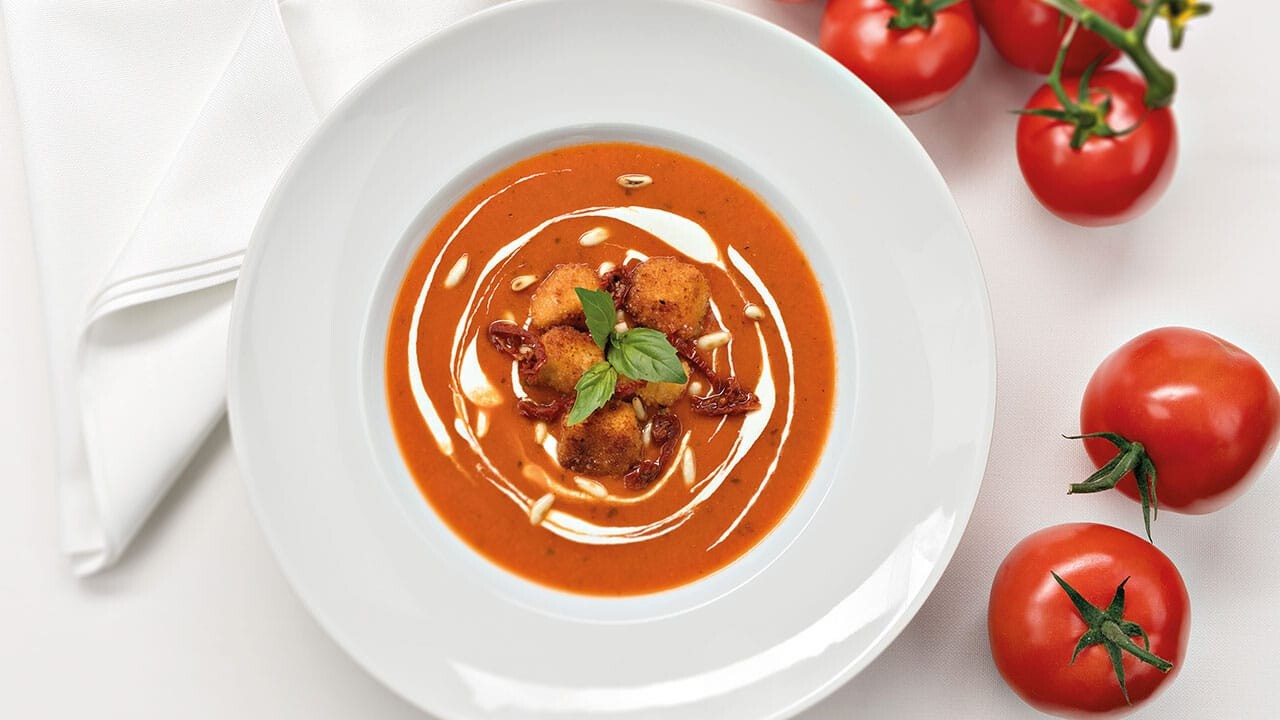 Tomaten-Crèmesuppe mit Basilikum